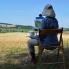 Beeldende zomercursus - cursist schildert buiten