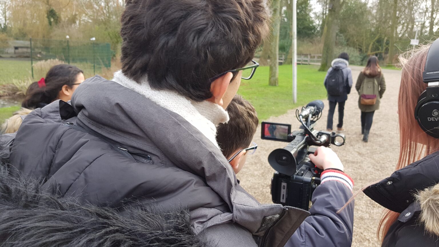 Jonge evacués presenteren het resultaat van een filmworkshop