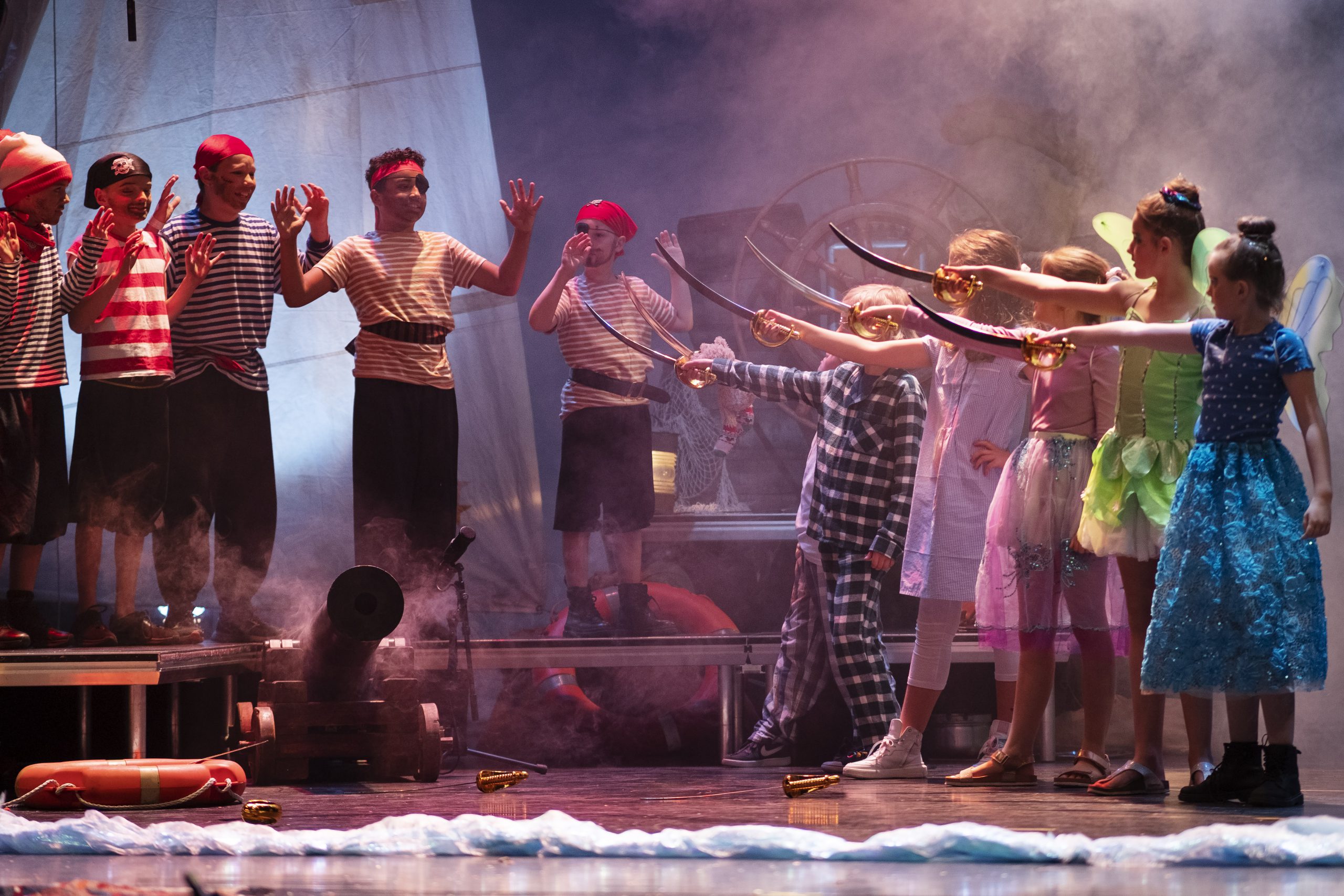 Theaterleerlingen spelen sterren van de hemel in Peter Pan
