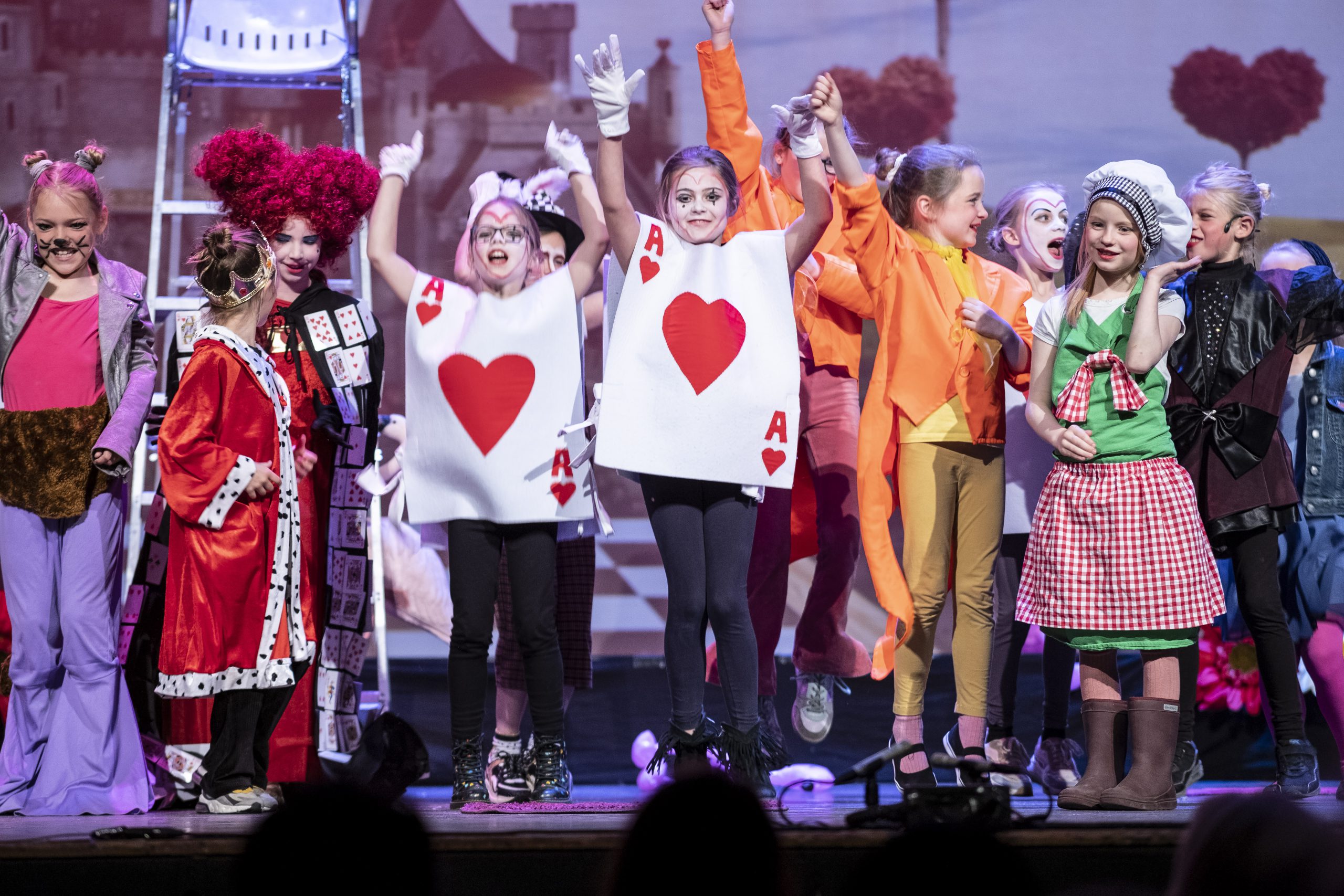 Theaterleerlingen spelen Alice in Wonderland in Theater Figi