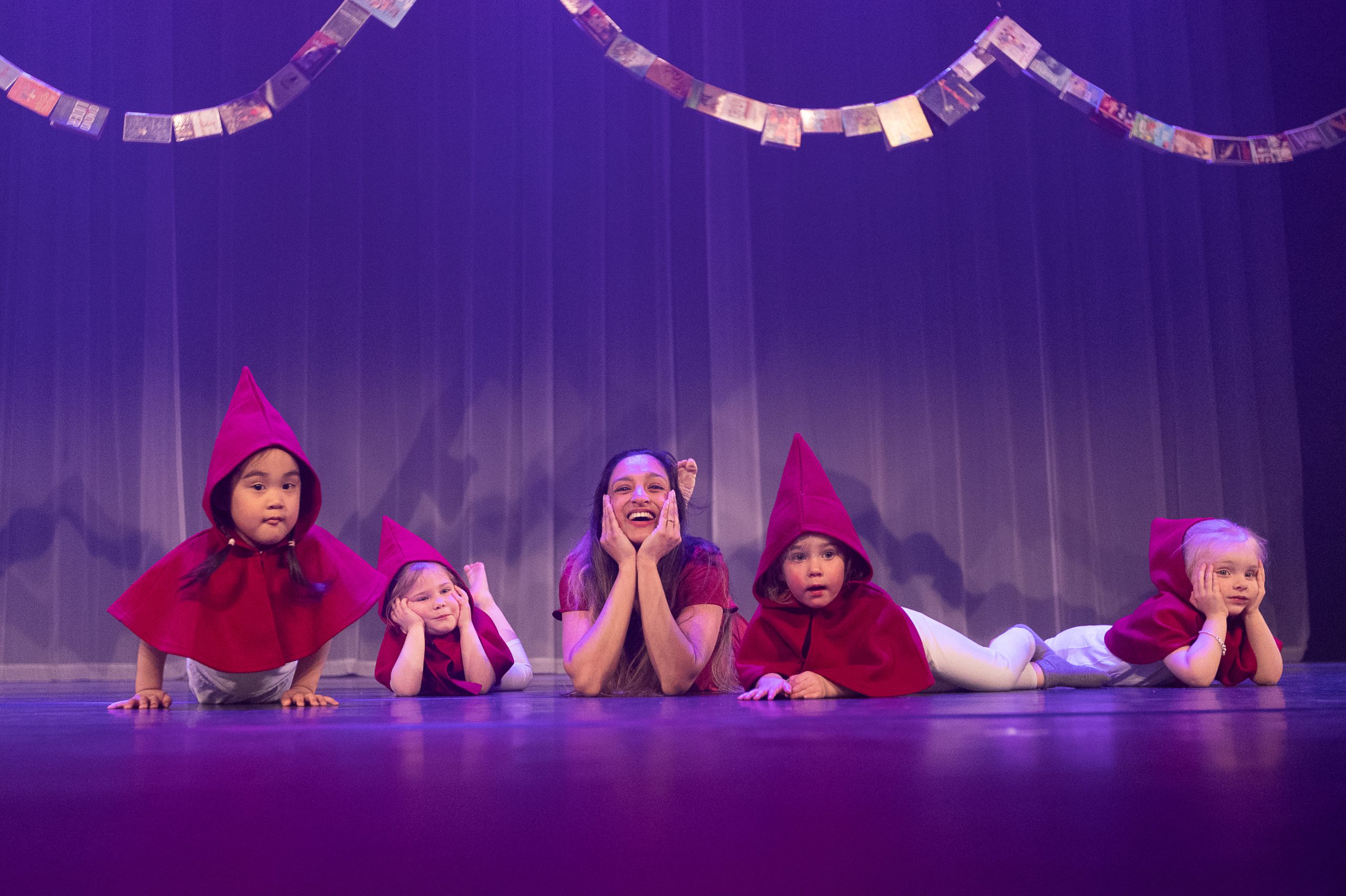 Dansers Dansschool EDC brengen boeken dansend tot leven in Figi!